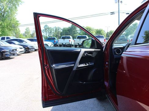 Used 2018 Toyota RAV4 XLE FWD image 11