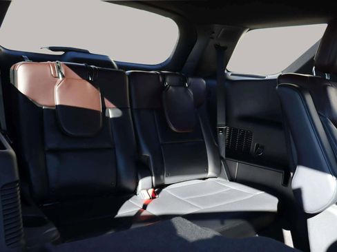 Used 2020 Ford Explorer Platinum w/ Premium Technology Package image 37