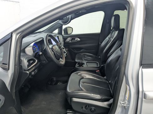 Used 2023 Chrysler Pacifica Touring-L w/ S Appearance Package FWD image 19
