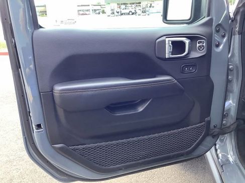 Used 2025 Jeep Wrangler Unlimited Sahara AWD/4WD image 9