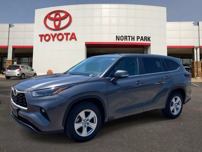 Used 2025 Toyota Highlander LE