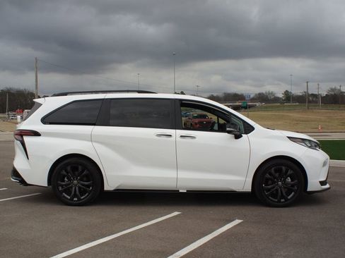 Used 2025 Toyota Sienna XSE w/ XSE Premium Package image 22
