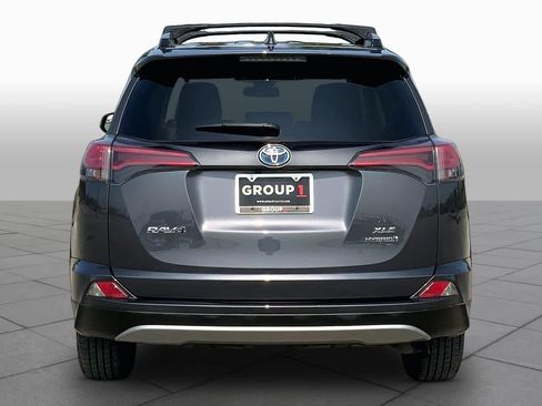 Used 2018 Toyota RAV4 XLE AWD/4WD image 5