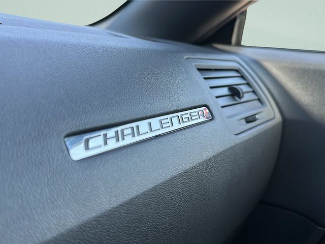 Used 2014 Dodge Challenger SXT RWD image 31