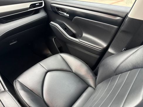 Used 2024 Toyota Highlander XLE AWD/4WD image 16