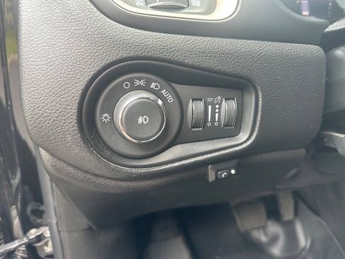 Used 2017 Jeep Renegade Latitude FWD image 20