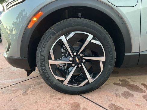 New 2026 Chevrolet Equinox EV LT image 31