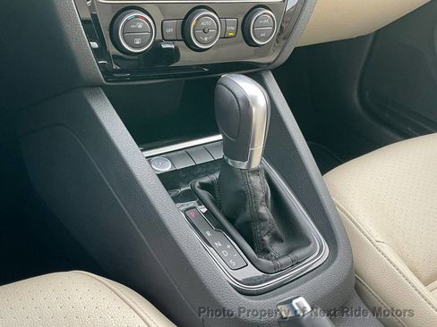 Used 2017 Volkswagen Jetta SEL image 19