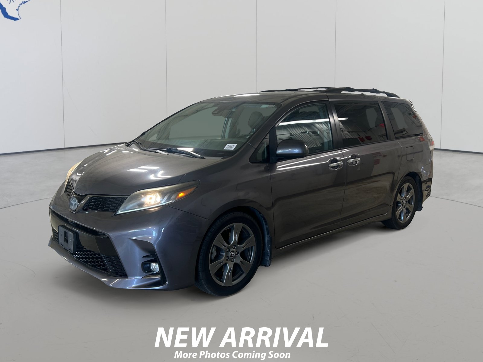 Used 2019 Toyota Sienna SE FWD image 1