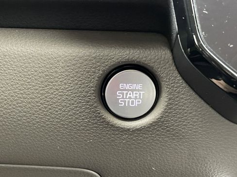 Used 2025 Kia Carnival FWD image 24