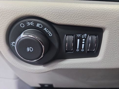Used 2024 Chrysler Pacifica Touring-L FWD image 28