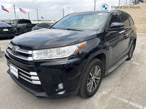 Used 2019 Toyota Highlander XLE FWD image 1