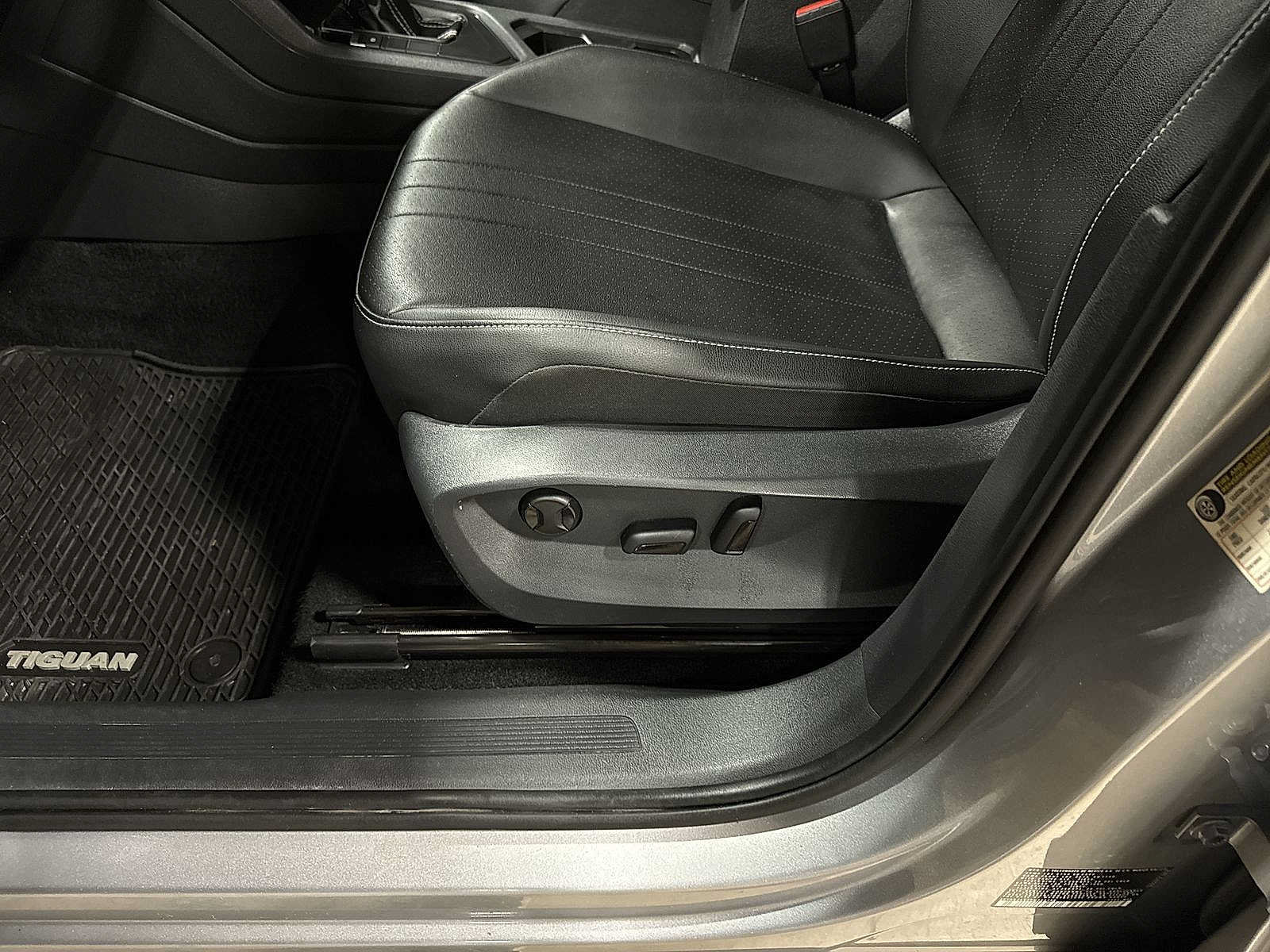 Used 2023 Volkswagen Tiguan SE w/ Panoramic Sunroof Package FWD image 23