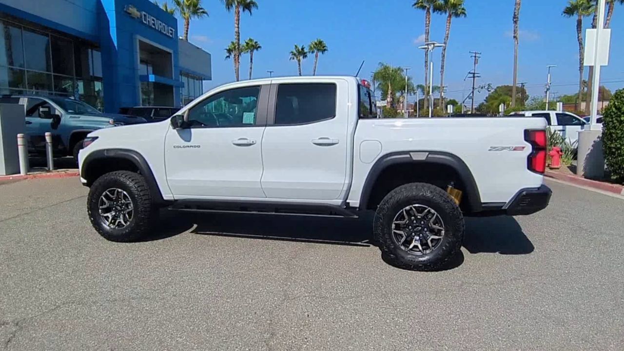 Used 2025 Chevrolet Colorado ZR2 w/ Technology Package AWD/4WD image 5
