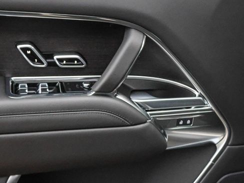 New 2025 Land Rover Range Rover Long Wheelbase SE image 32