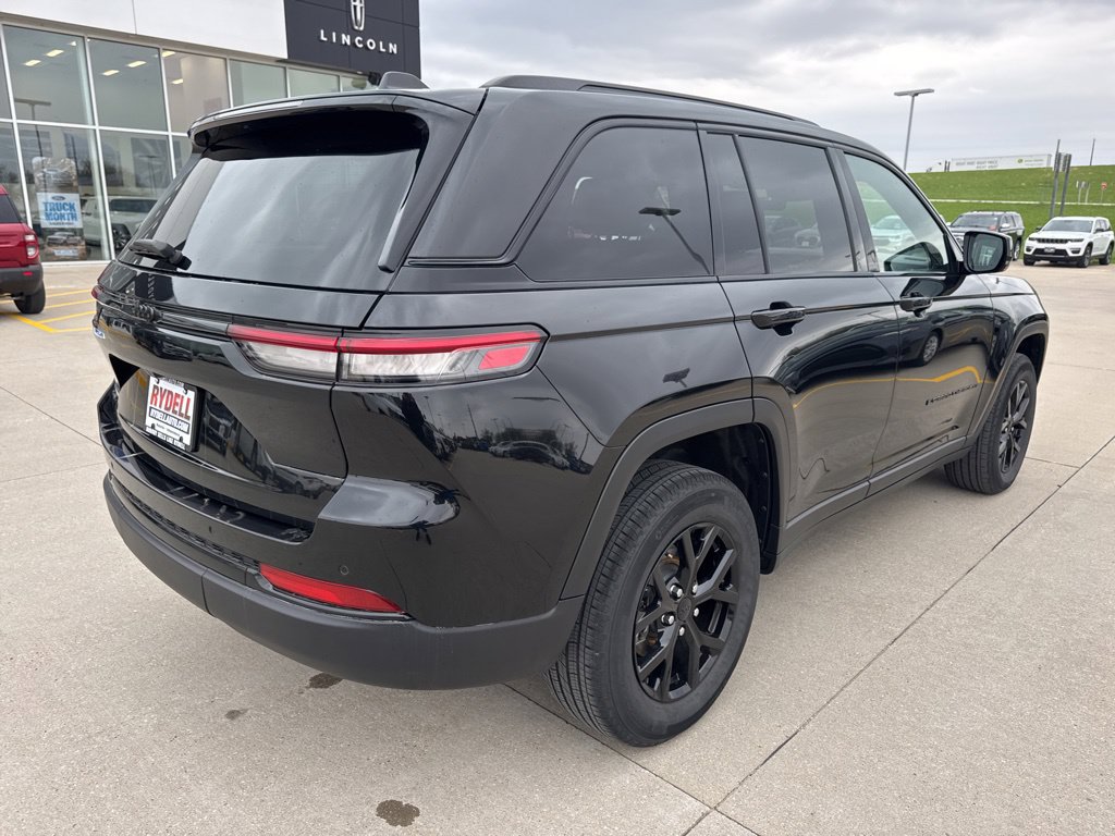 Used 2025 Jeep Grand Cherokee Altitude AWD/4WD image 28