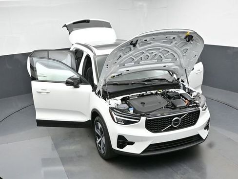 Used 2024 Volvo XC40 B5 Plus image 46