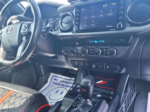 Used 2022 Toyota Tacoma TRD Off-Road image 32