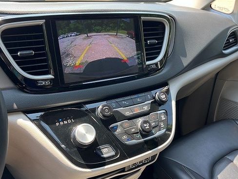Used 2023 Chrysler Pacifica Touring-L FWD image 9