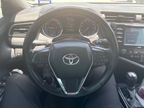 Used 2020 Toyota Camry SE FWD image 8