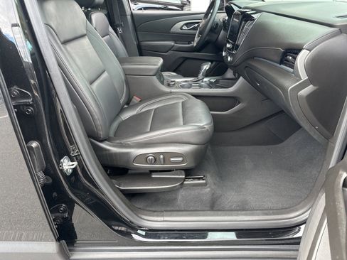 Used 2023 Chevrolet Traverse LT image 11