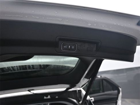 Used 2022 Ford Explorer XLT w/ Equipment Group 202A image 12