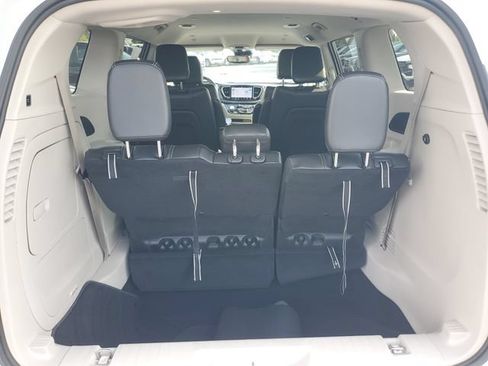 Used 2024 Chrysler Pacifica Limited FWD image 7