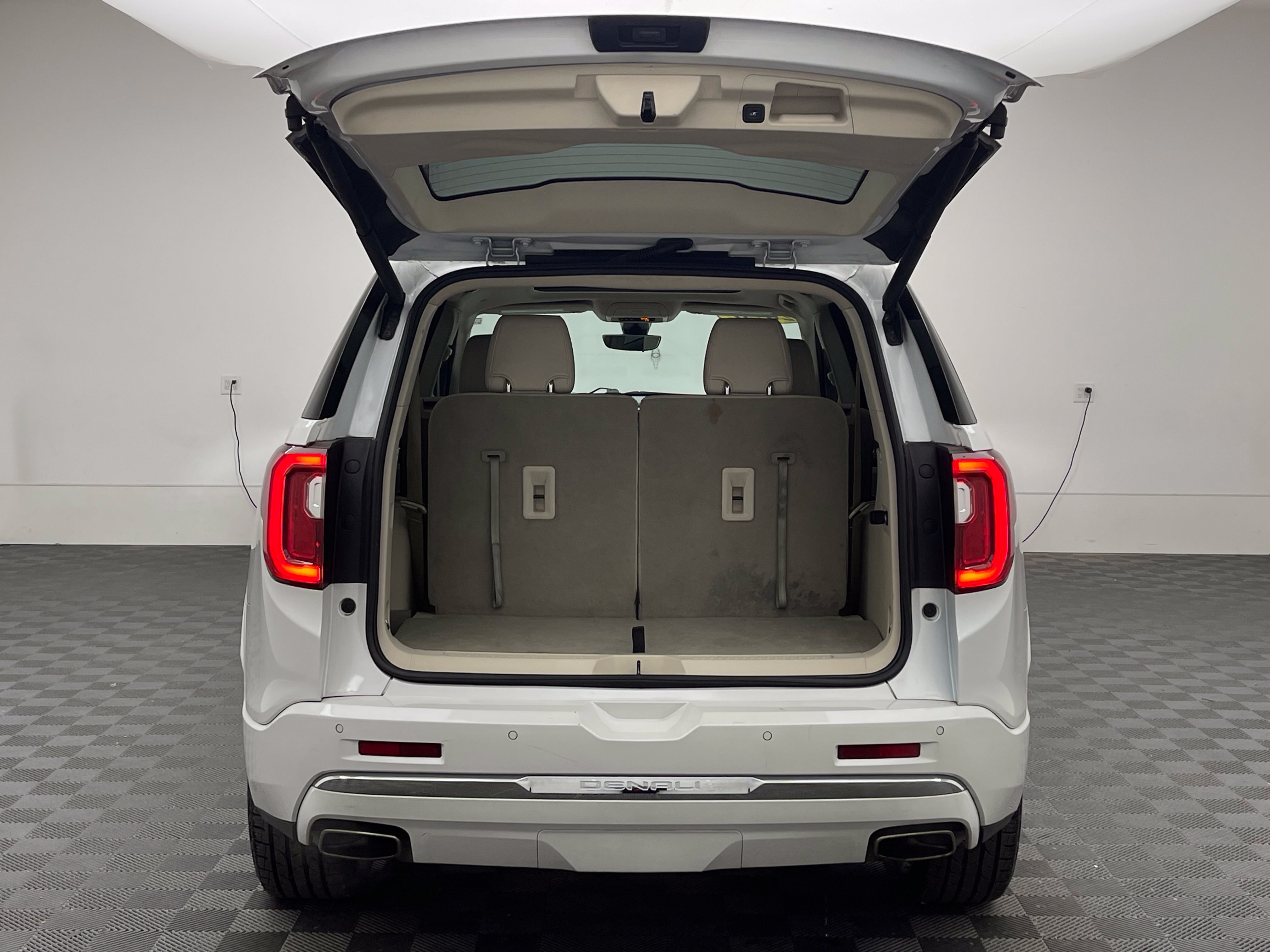 Used 2020 GMC Acadia Denali w/ Technology Package FWD image 9