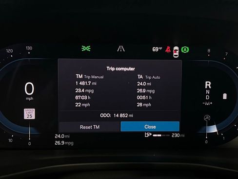 Used 2025 Volvo XC40 B5 Plus image 17