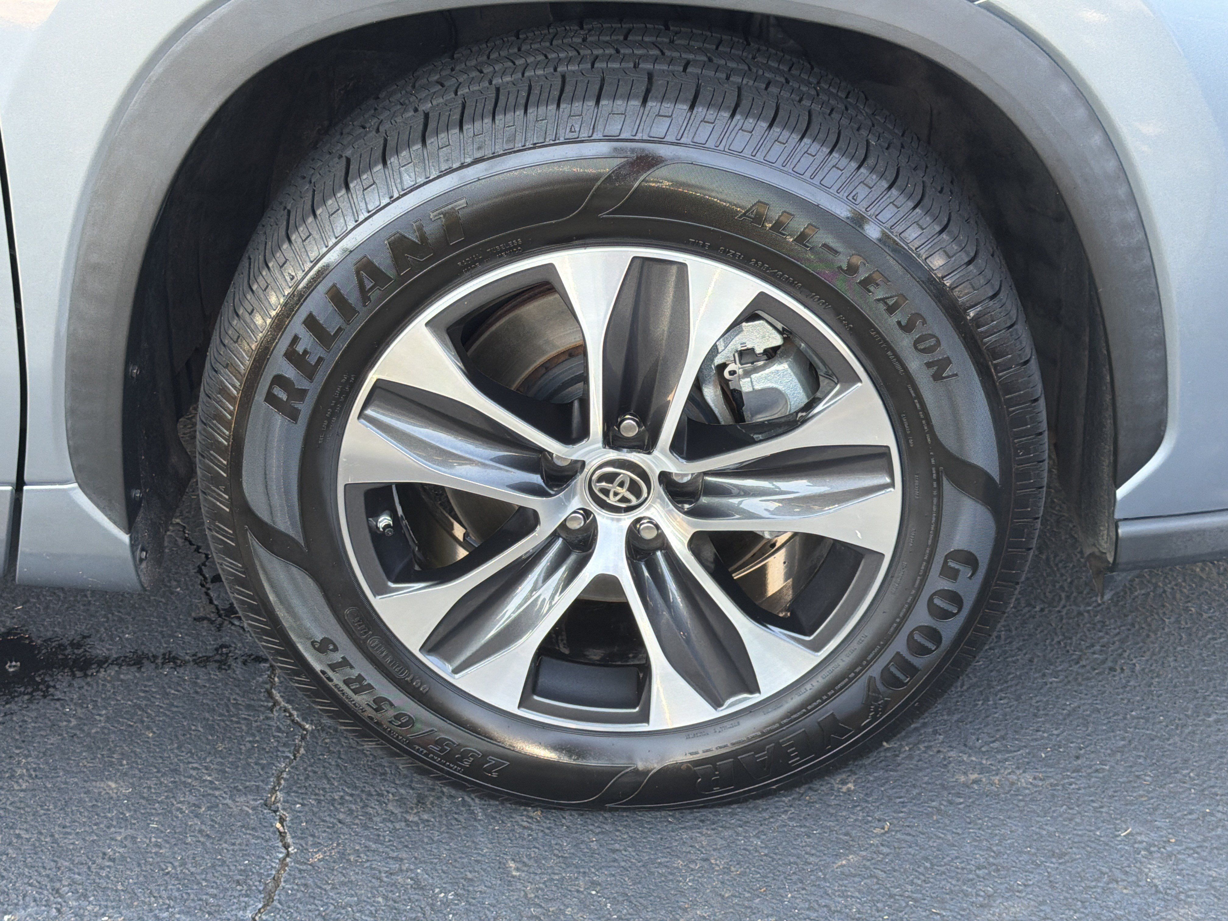 Used 2020 Toyota Highlander XLE FWD image 12