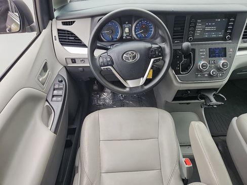Used 2020 Toyota Sienna L image 13