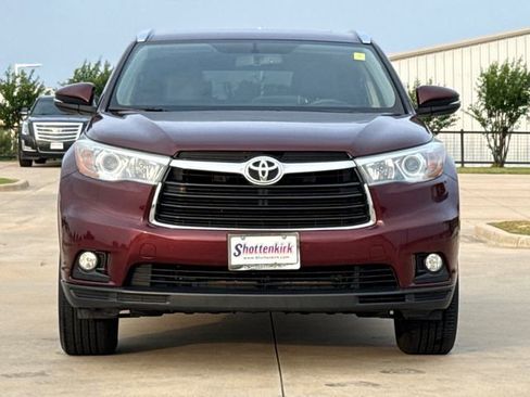 Used 2016 Toyota Highlander XLE FWD image 2