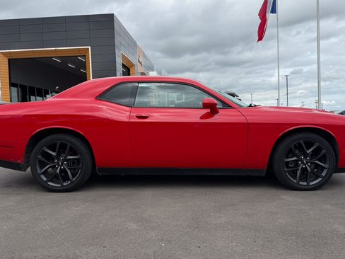 Used 2019 Dodge Challenger SXT w/ Driver Convenience Group RWD image 4