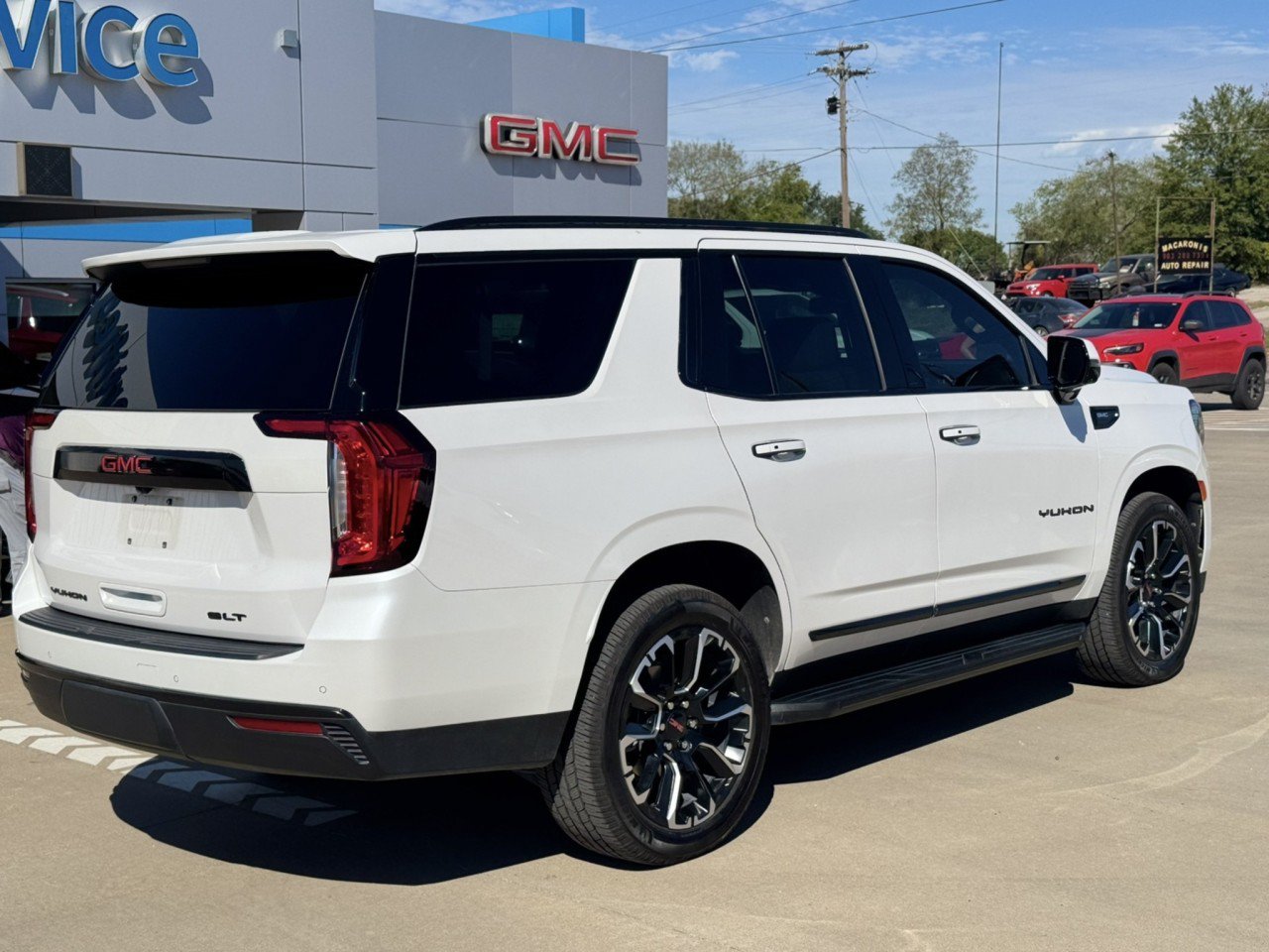 Used 2023 GMC Yukon SLT w/ SLT Premium Package AWD/4WD image 5