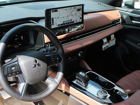 New 2025 Mitsubishi Outlander SEL image 3