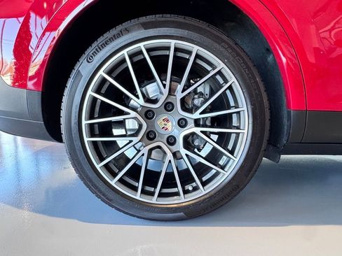 Used 2023 Porsche Cayenne Platinum Edition image 32