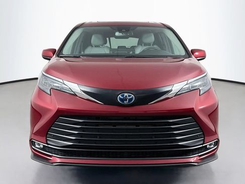 Used 2025 Toyota Sienna XLE FWD image 2