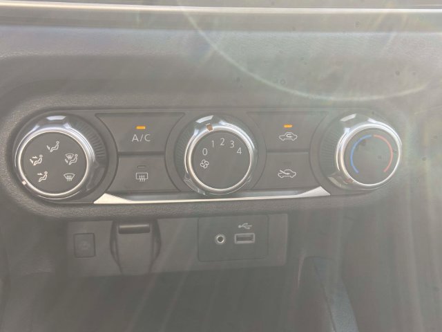 Used 2025 Nissan Versa SV FWD image 33