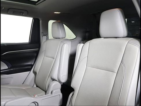 Used 2019 Toyota Highlander Limited Platinum AWD/4WD image 10