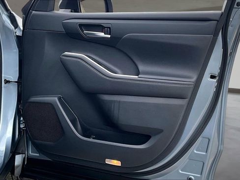 Used 2020 Toyota Highlander XLE image 29