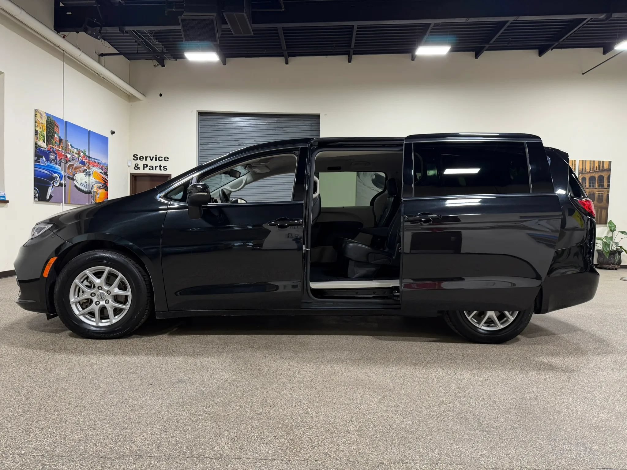 Used 2023 Chrysler Pacifica Touring-L FWD image 21
