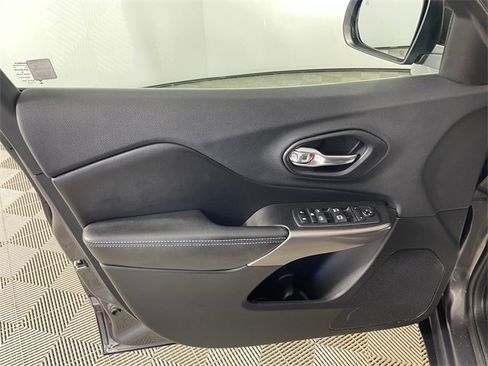 Used 2019 Jeep Cherokee Latitude Plus w/ Comfort/Convenience Group image 16