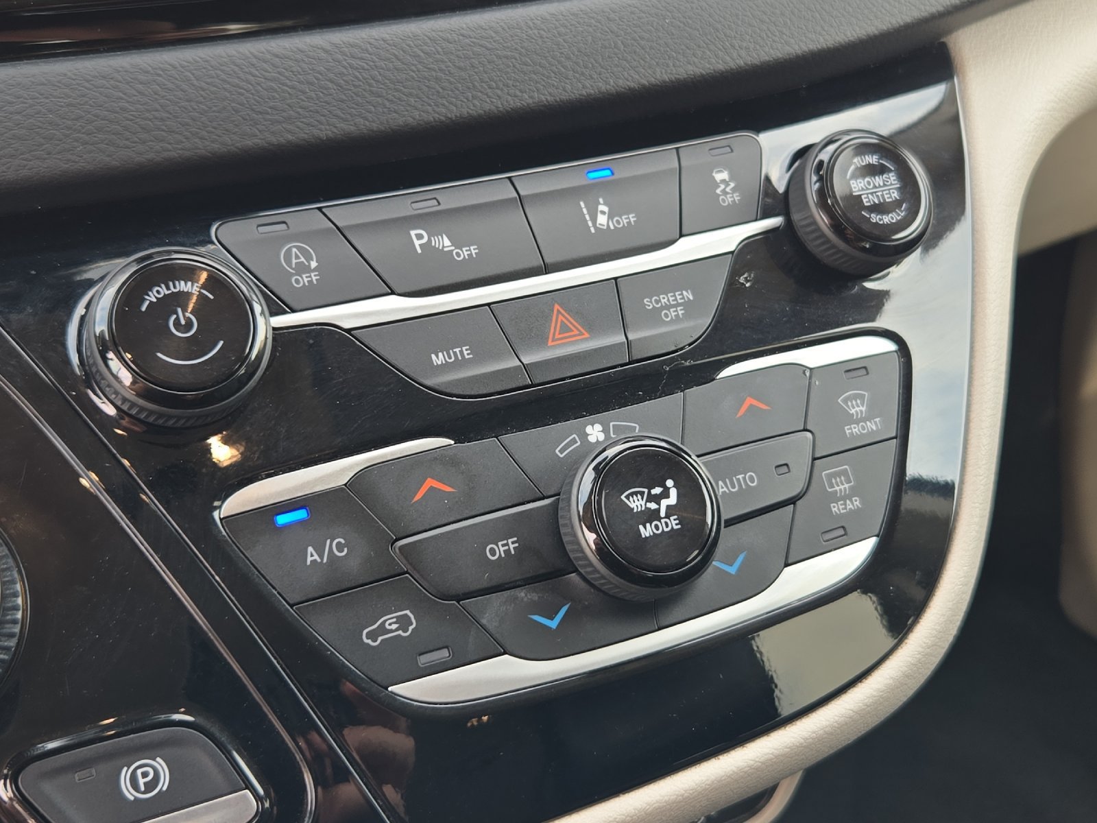 Used 2023 Chrysler Pacifica Touring-L FWD image 19
