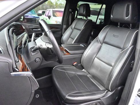 Used 2022 Cadillac Escalade Premium Luxury image 6