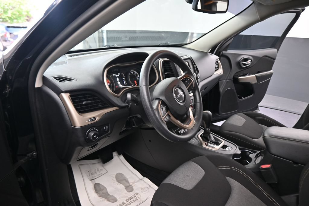 Used 2018 Jeep Cherokee Latitude AWD/4WD image 40