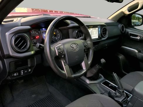 Used 2018 Toyota Tacoma TRD Off-Road w/ Technology Package AWD/4WD image 17