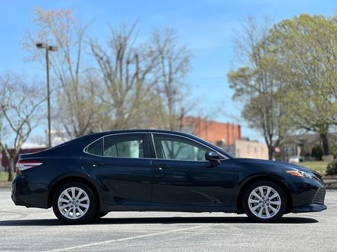 Used 2020 Toyota Camry LE image 4
