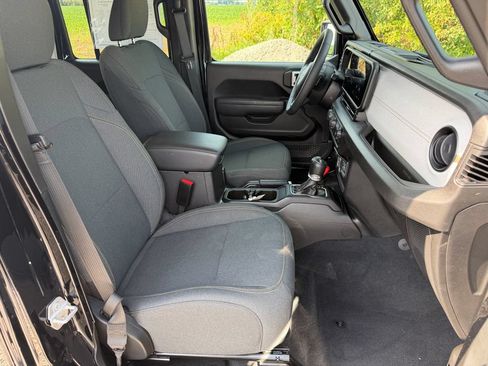 Used 2025 Jeep Wrangler Unlimited Sport AWD/4WD image 11