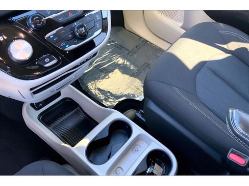 Used 2022 Chrysler Voyager LX FWD image 19