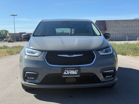 Used 2023 Chrysler Pacifica Touring-L FWD image 5
